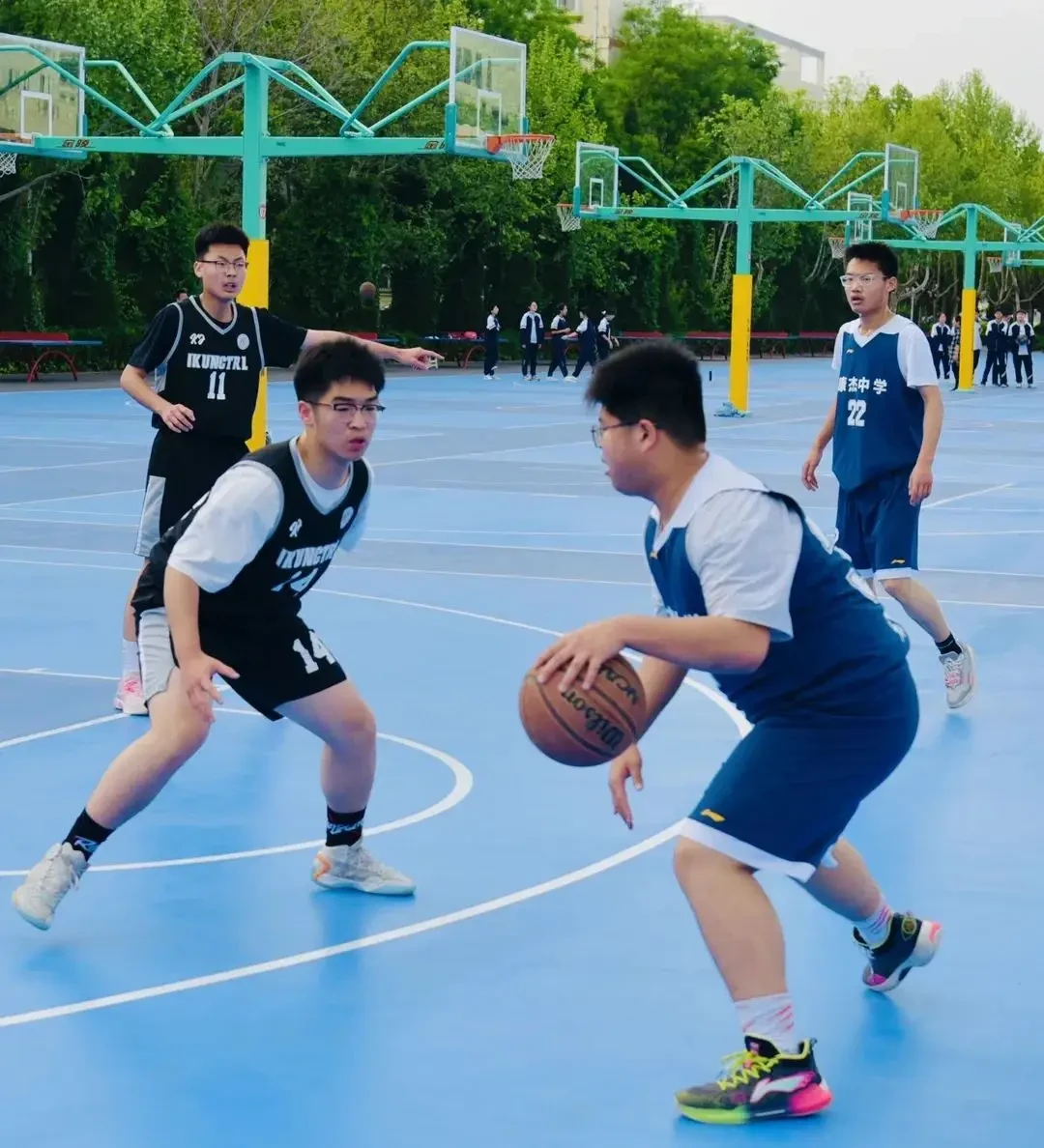 高中生篮球运动员如何通过联赛提升实力